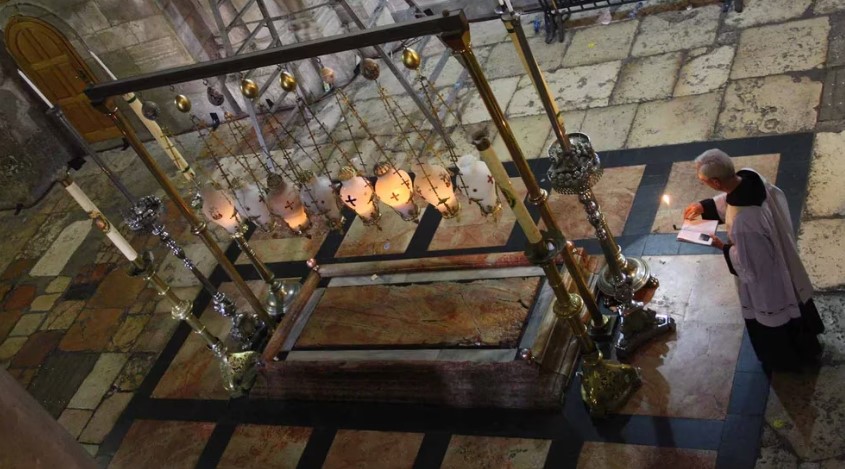La historia del Santo Sepulcro, el sitio más sagrado del cristianismo: desde el entierro de Jesús hasta su restauración