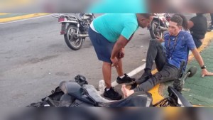 Terrible accidente de motos en la autopista Caracas-La Guaira dejó un muerto este #5Mar (Imágenes sensibles)