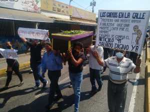Trabajadores públicos de Anzoátegui realizaron marcha fúnebre “por la muerte del salario mínimo”