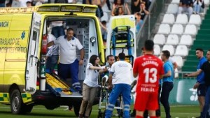 VIDEO: Futbolista se desploma en la cancha por un paro cardíaco, es reanimado e intenta levantarse y jugar