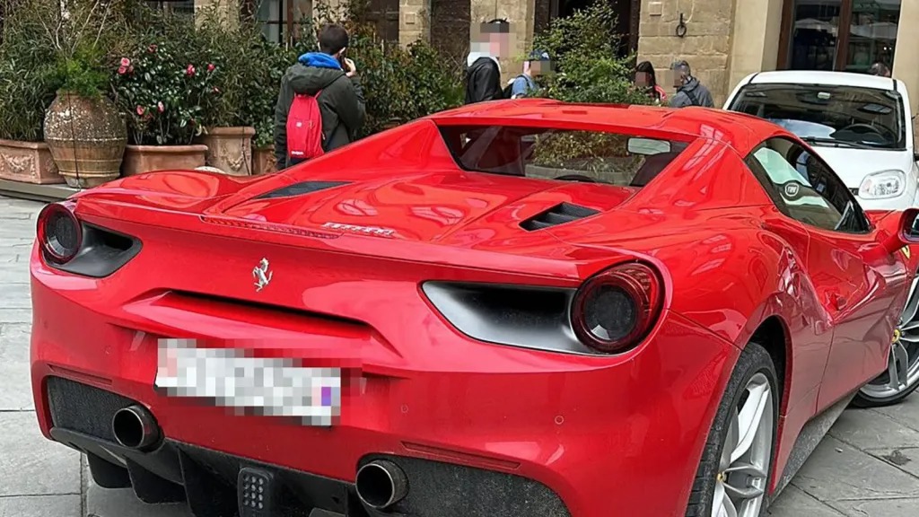 Condujo un Ferrari dentro de una famosa plaza de Florencia y pagó las consecuencias