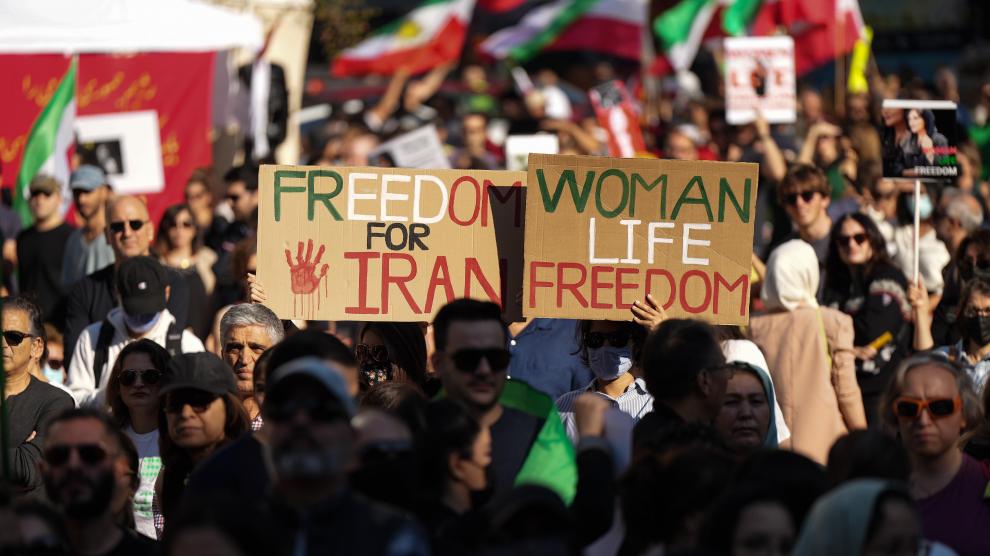 En milenaria fiesta del fuego, mujeres quemaron velos y protestaron contra el régimen iraní (VIDEOS)