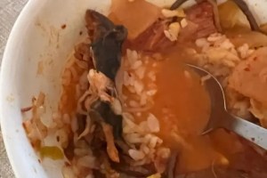 Pidieron una sopa en restaurante coreano de Nueva York y hallaron una rata muerta flotando en ella