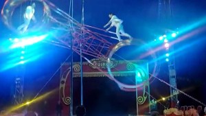 VIDEO: La espantosa caída que sufrió un trapecista durante “la rueda de la muerte”