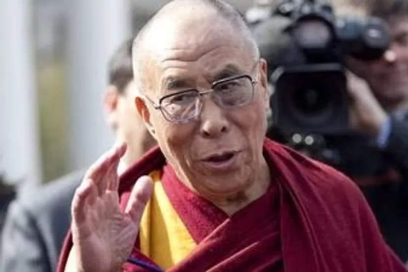 Dalai Lama, de darle un beso a un niño a pedir sucesora “atractiva”, estas son sus polémicas