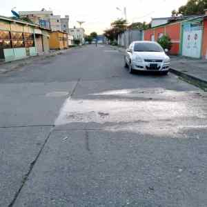 Derrame de aguas blancas afecta a vecinos del barrio 55 en Barinas