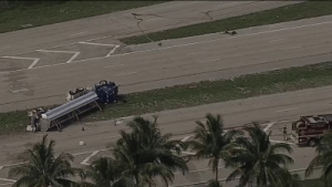 Peligro en Florida: Camión cisterna cargado de gasolina se volcó en la autopista
