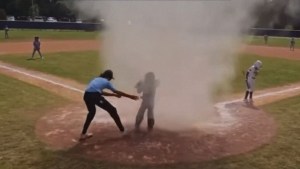 Un niño queda atrapado en un remolino de polvo durante un partido de béisbol (VIDEO)