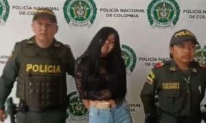 Colombia: Se robó un teléfono, la capturaron los “pacos” y posó cínicamente pa’ la foto