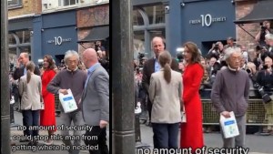 Video viral: hombre que volvía de compras pasó por al lado del príncipe William y no se dio ni cuenta