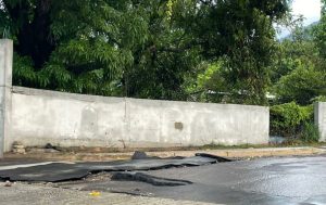 Lluvias dejan ver ineficiencia chavista en El Castaño: Se levantó insólitamente el asfalto (FOTOS)
