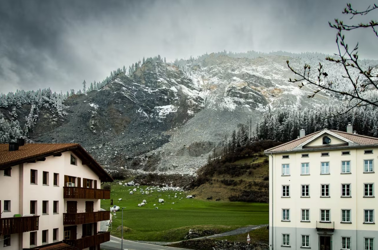 Pueblo de los Alpes suizos será evacuado ante el temor a que quede sepultado por deslizamiento de tierra