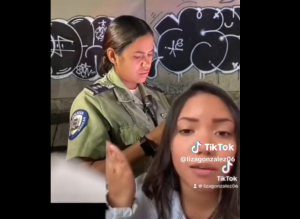 VIDEO: uniformada llama “becerra” a joven multada en Chacao y luego se come la flecha