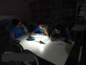 Con la luz de celular reciben clases los estudiantes del liceo del Palmar de la Copé en Táchira