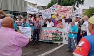 “Maduro quiere matarnos de hambre”: Los jubilados durante protesta en Barinas