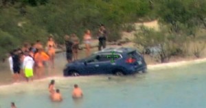 VIDEO: Mujer llegó conduciendo su automóvil hasta el agua de una playa en Florida… y casi ocurre lo peor