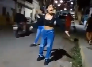 “Suelta el cuchillo”: pelea callejera de dos vecinas en Petare paralizó las redes (Video)