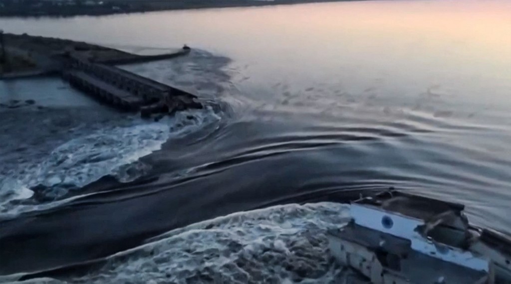 Central hidroeléctrica fue destruida por una explosión desde el interior, según Ucrania
