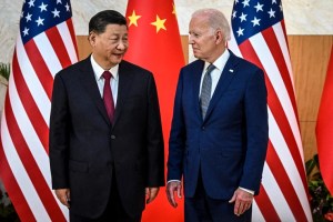 EEUU amplía restricciones tecnológicas contra China, que amenaza con represalias