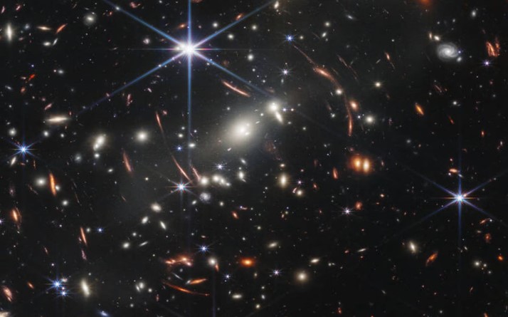 El telescopio James Webb detecta mucha más luz de la esperada en el universo primigenio