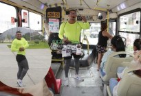 Alexander Colmenarez, el “Schwarzenegger de los buses” venezolano que vende accesorios de teléfono en Perú