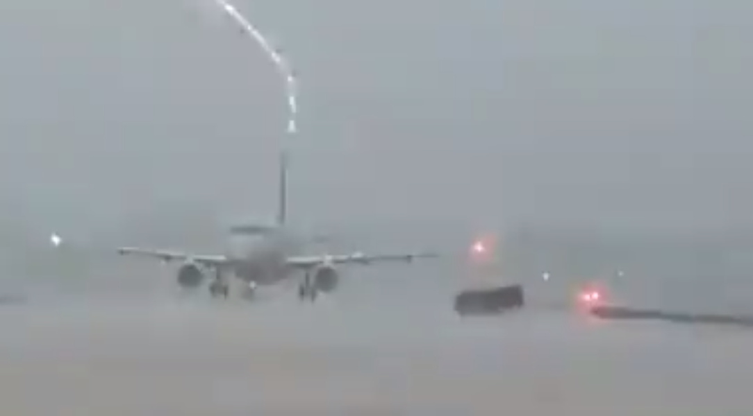Impactante VIDEO: Rayo impacta sobre un avión durante el despegue