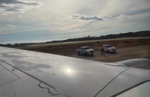 Avión se quedó atascado por desperfecto en la pista del aeropuerto en Maiquetía