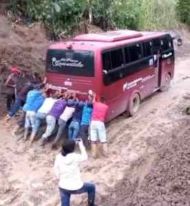 Unidad de Bus Barinas enterrada en una vía paupérrima, símbolo de la negligencia chavista
