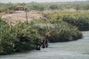 “¡Regrésense!”: Migrantes venezolanos en Texas se enfrentan a crueles tácticas fronterizas