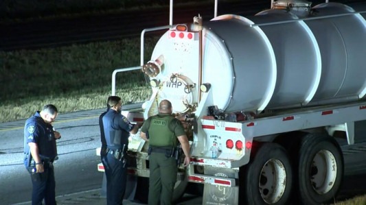 Una docena de inmigrantes ilegales estaban hacinados dentro de un camión cisterna en Texas (VIDEO)