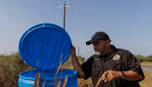 Desaparecen progresivamente las estaciones de agua para migrantes en el sur de Texas