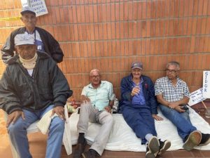 Jubilados de la CVG no levantaran la huelga hambre hasta que se comprometan legalmente a pagarles sus prestaciones sociales