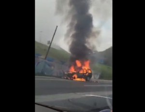 VIDEO: Se registró incendio de un vehículo en la autopista Caracas – La Guaira