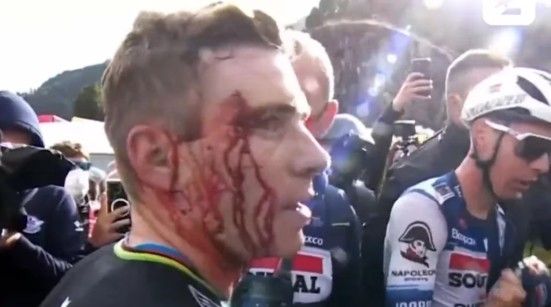 Susto en la Vuelta de España: ciclista impactó contra una mujer al cruzar la meta y terminó con el rostro ensangrentado