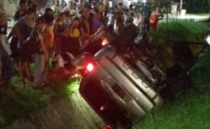 Por esquivar huecos, cayó en una canal: El triste final de una camioneta en Caña de Azúcar de Maracay