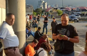 Fanáticos de Luis Miguel madrugaron en el Ccct este #11Ago para comprar entradas para su concierto en Caracas (Fotos)