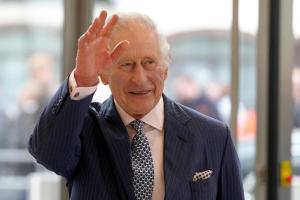 El rey Carlos III ingresa en el hospital para su operación de próstata