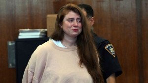 Mujer arruinó su vida en Nueva York: Empujó a una profesora de canto y la mató
