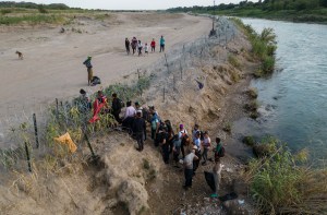 Rescates, tensión e incertidumbre, un día en la frontera de EEUU (Fotos)