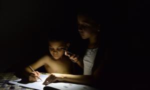 Venezuela auxilia a otros con electricidad, pero sus ciudadanos viven entre apagones
