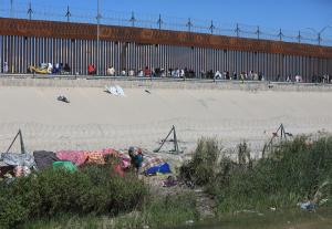 Migrantes venezolanos instalaron campamento con barricadas en la frontera de México y EEUU