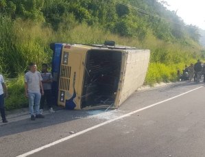Accidente en autopista Caracas – La Guaira dejó al menos 20 lesionados (Imágenes)