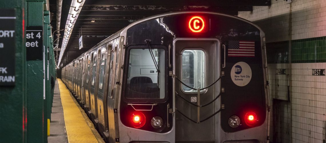 El desagradable momento que vivió hombre en el metro de Nueva York mientras dormía (VIDEO)
