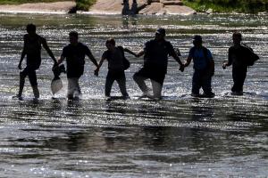 Tragedia en Texas: dos migrantes murieron en su intento de cruzar el río Bravo, incluido un niño