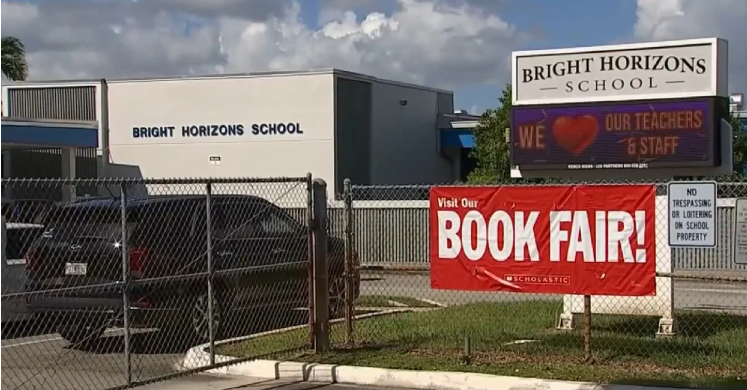 Metieron preso a menor que apuñaló con tijeras a su profesora en una escuela de Florida
