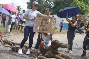 Vecinos del sector Pararí en Maturín madrugaron para protestar porque no se calan tanta sequía