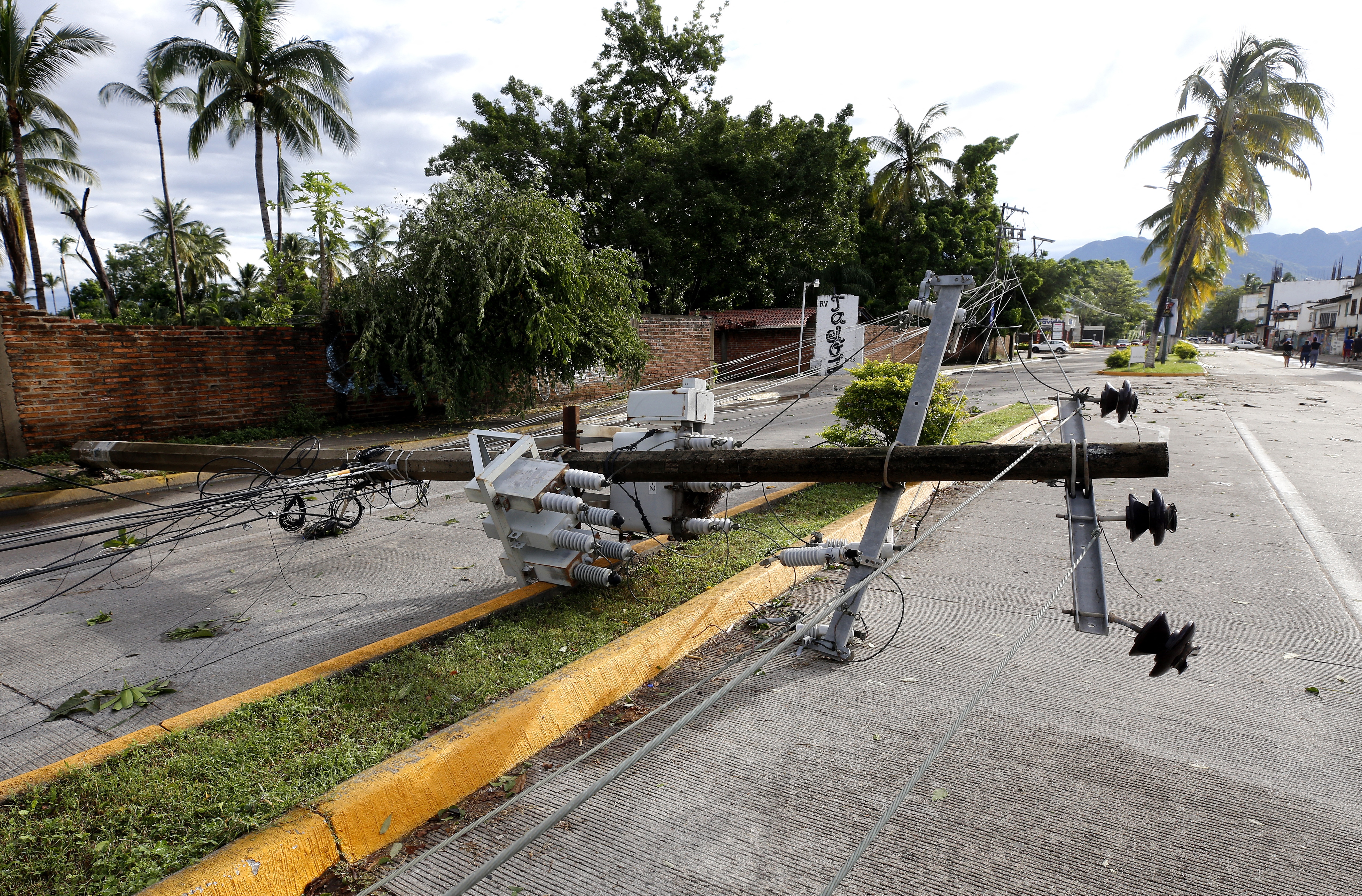 Huracán Lidia dejó al menos dos muertos y múltiples destrozos en México