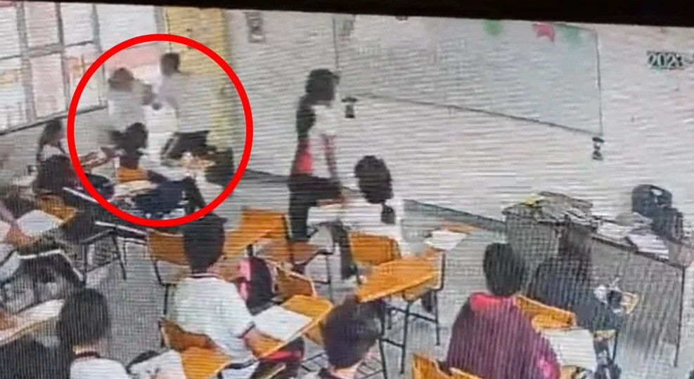 VIDEO sensible: joven alumno apuñaló a su profesora de secundaria en plena clase