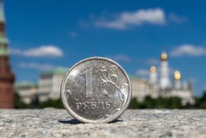 La moneda rusa se deprecia más y supera la barrera de los 100 rublos por dólar