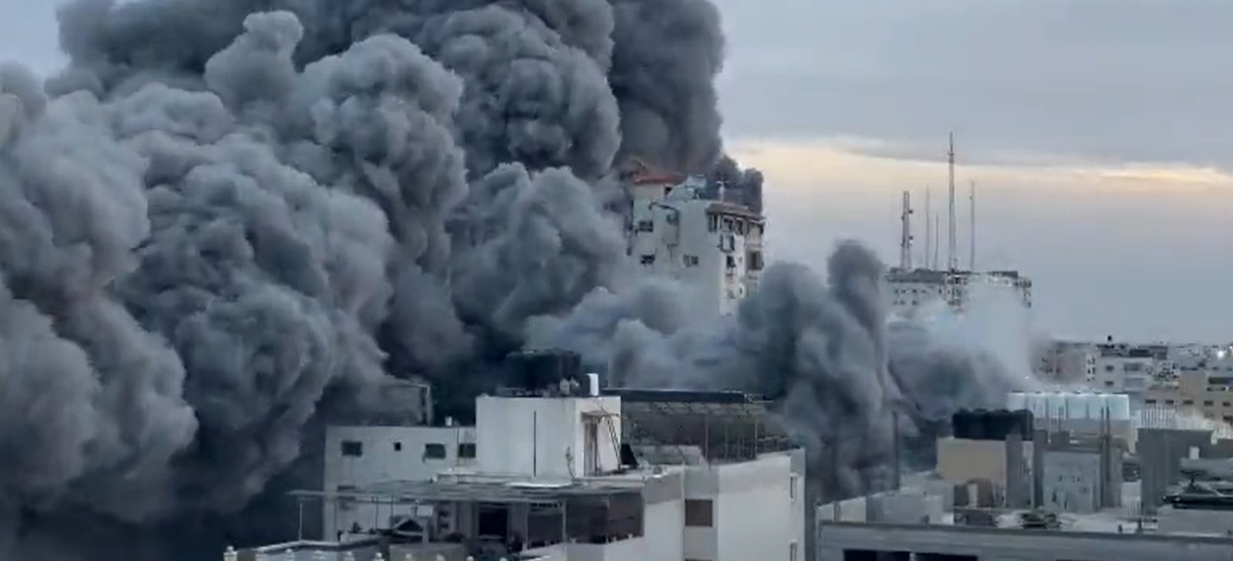 Impactante: En VIDEO quedó registrado el momento cuando misil israelí derrumbó edificio en Gaza